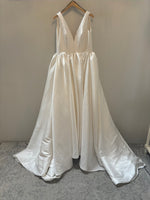 Vera Wang | Mirena Sample Wedding Gown