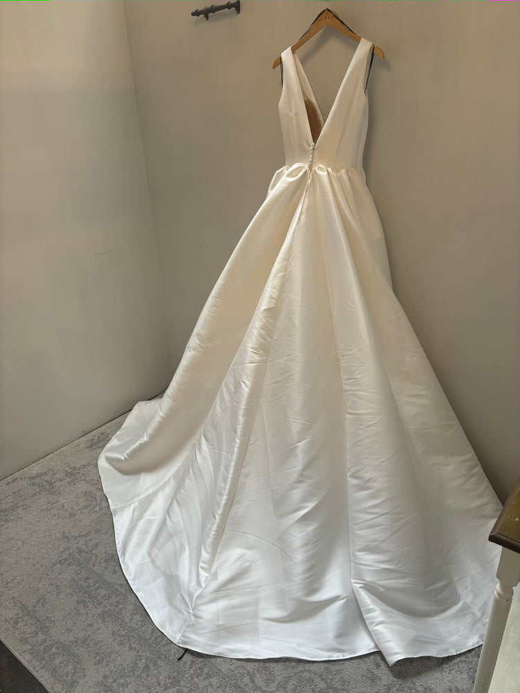 Vera Wang | Mirena Sample Wedding Gown