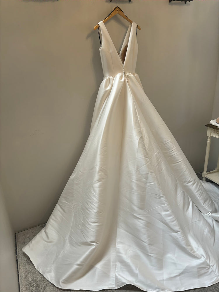 Vera Wang | Mirena Sample Wedding Gown