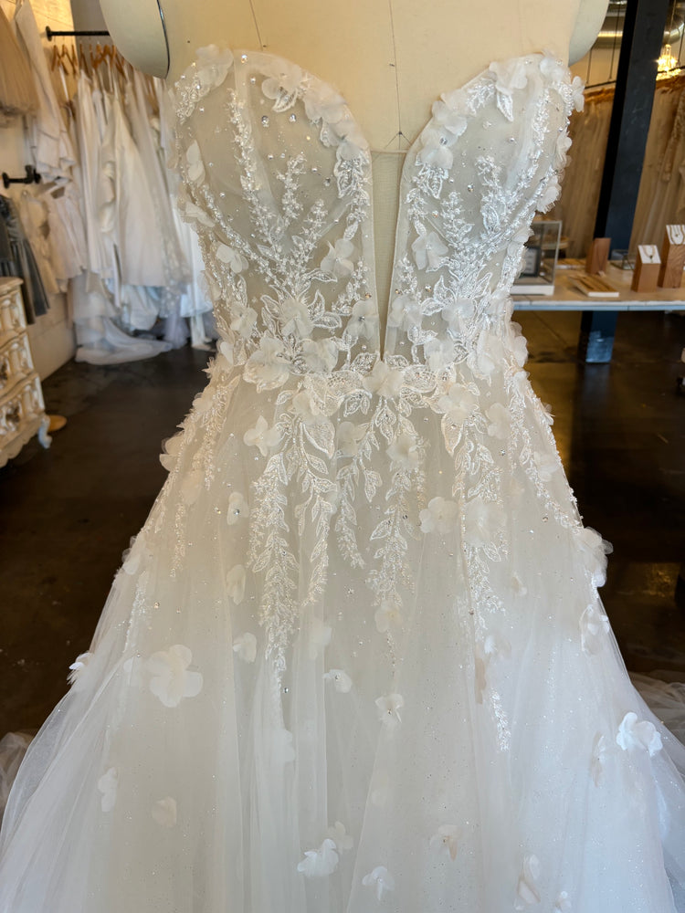 Pronovias | Isabella Sample Wedding Gown