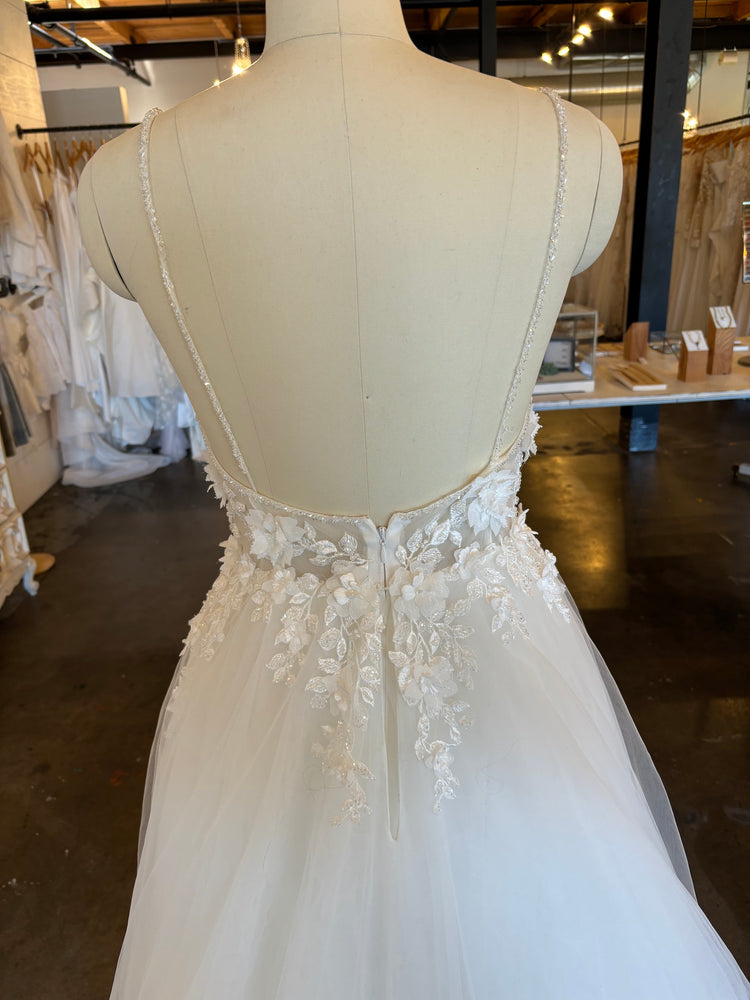 Pronovias | Leonarda Sample Wedding Gown