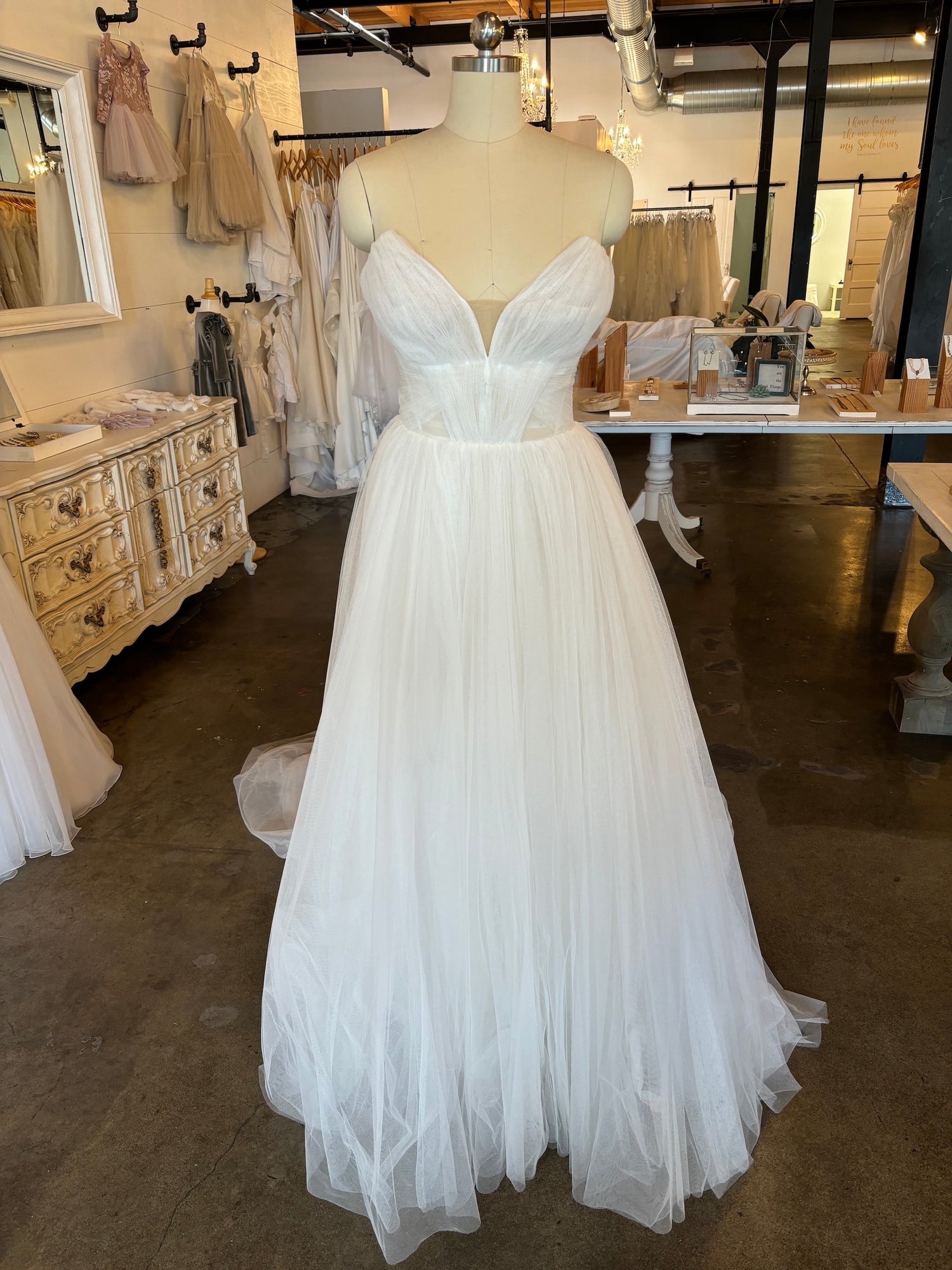 Vera Wang Fidelina Sample Wedding Gown1