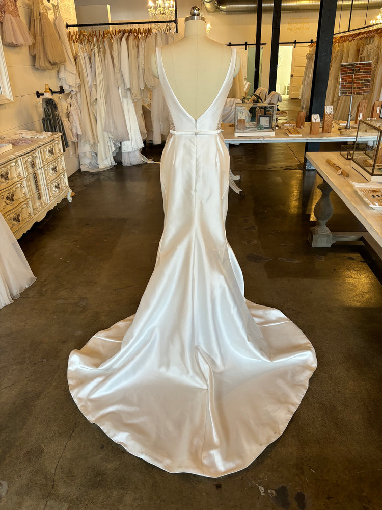 Elegant & Sleek Wedding Gown