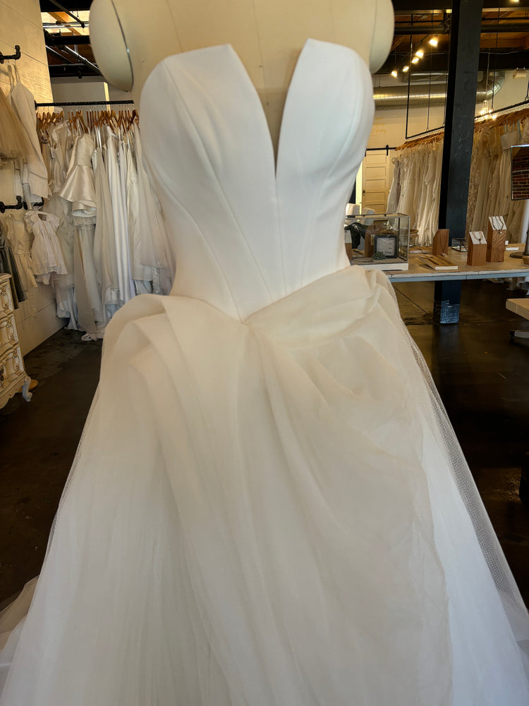 Vera Wang | Isabelina Sample Wedding Gown