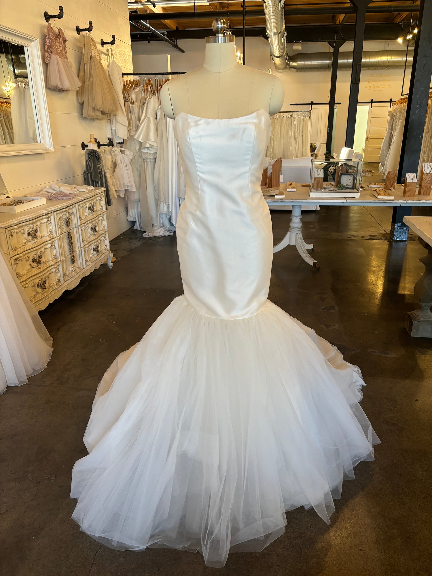 Vera Wang | Osanna Sample Wedding Gown Vera Wang | Osanna Sample Wedding Gown