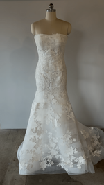 Vera Wang Bride | Ronnie Sample Wedding Gown