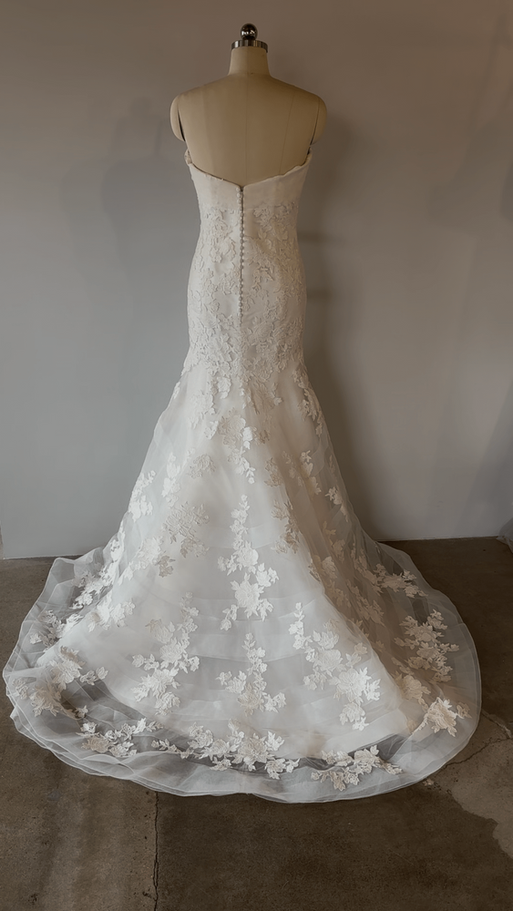 Vera Wang Bride | Ronnie Sample Wedding Gown