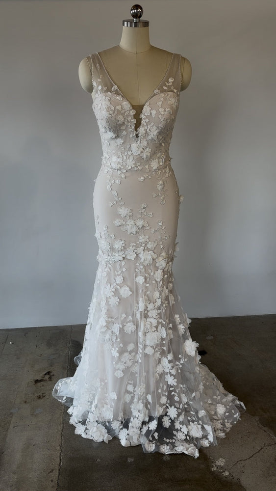 Evie Young | Mira Sample Wedding Gown