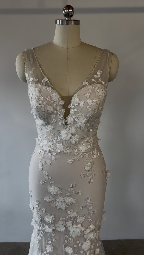 Evie Young | Mira Sample Wedding Gown