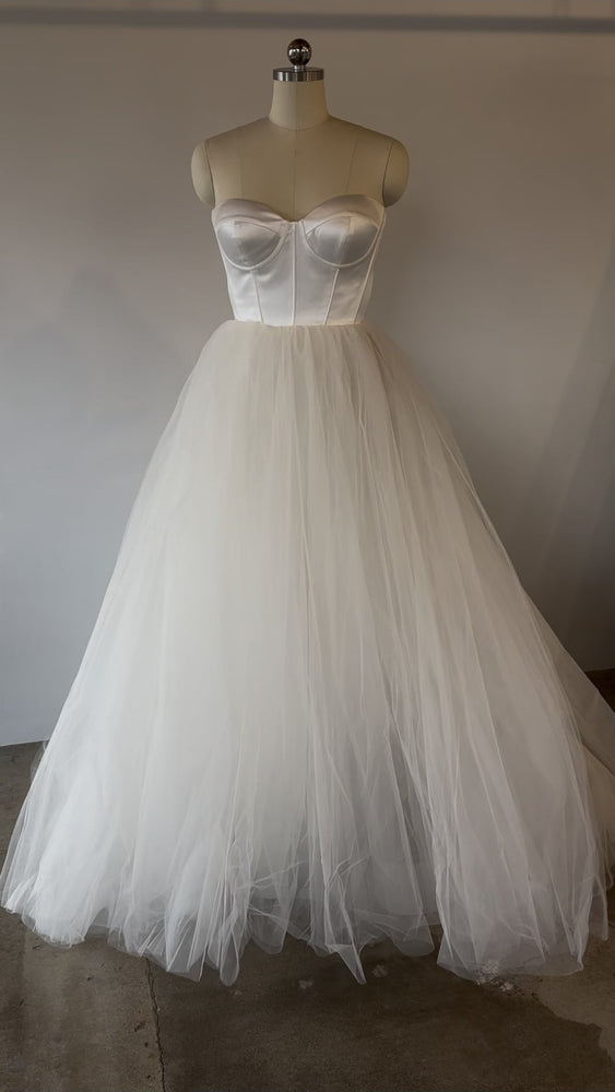 Vera Wang Bride | Sunday Sample Wedding Gown Vera Wang Bride | Sunday Sample Wedding Gown