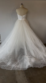 Vera Wang Bride | Sunday Sample Wedding Gown