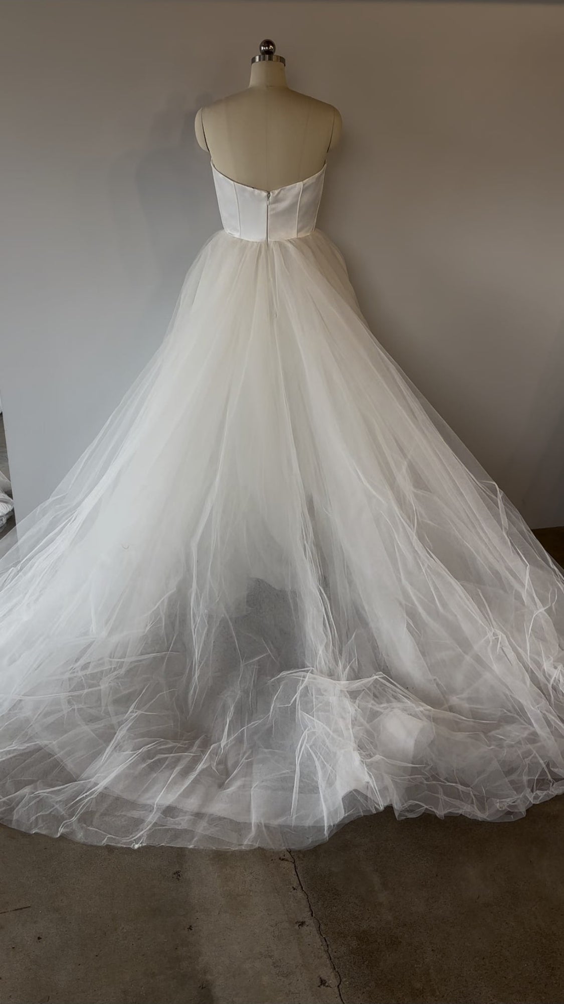 Vera Wang Bride | Sunday Sample Wedding Gown Vera Wang Bride | Sunday Sample Wedding Gown