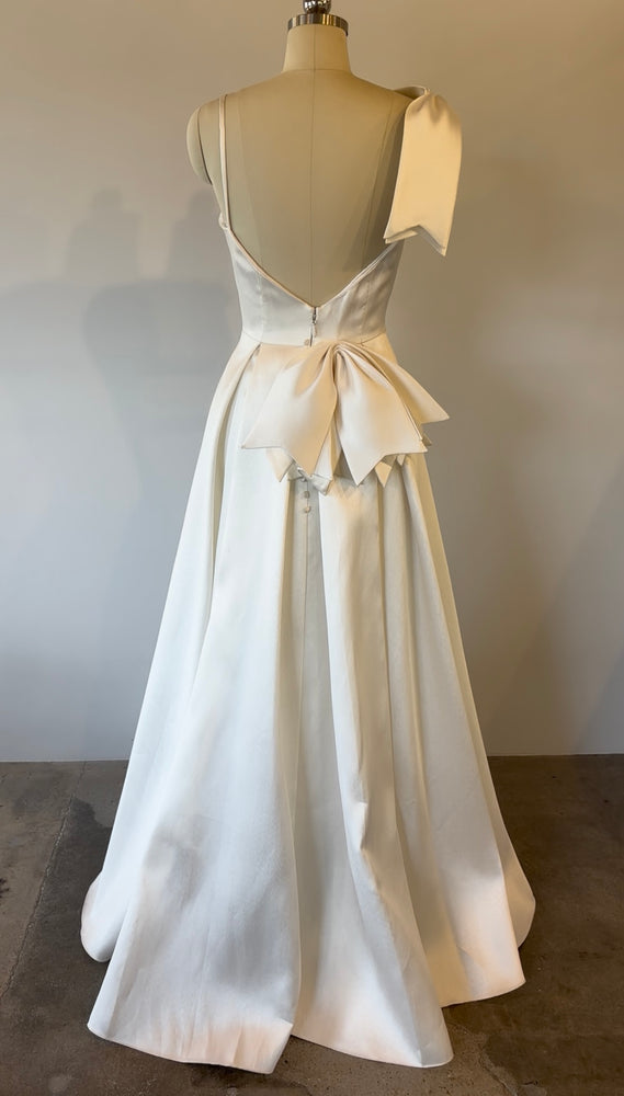 Vera Wang | Promesa Sample Wedding Gown
