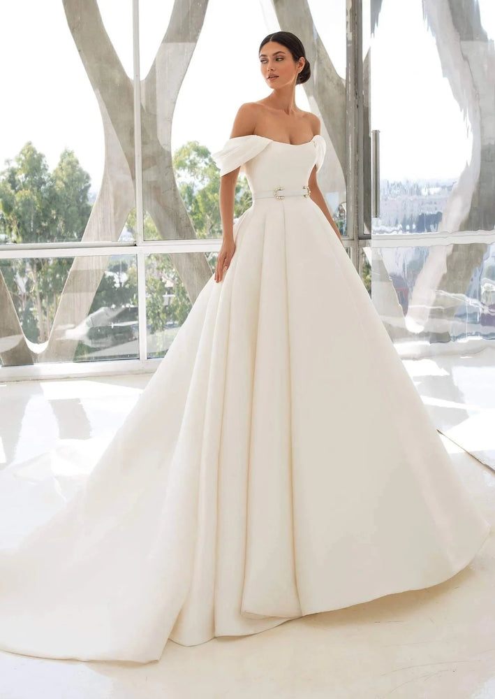 Pronovias | Lynn Sample Wedding Gown
