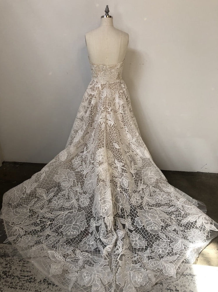 Watters | Sunday Boquet Sample Wedding Gown